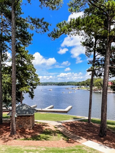 Lakefront, Dock, Kayaks, Paddleboards, Pool,Hot tub and access to boat rentals!