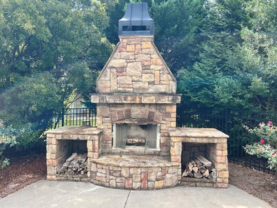 It's Fall Y'all lakefront, pool/hottub, kayaks, paddle board’s & slip.