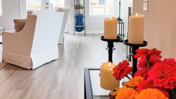 Smart TV, fireplace, books, stereo