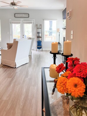 Smart TV, fireplace, books, stereo - Winter Specials! lakefront, pool,hottub, kayaks, & boat slip. (Eatonton)