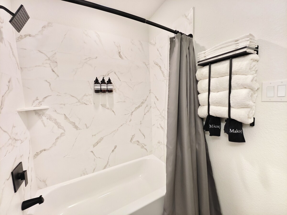 Photo 16 of H-Town Hideout :King Suite, 4 bedrooms close to attractions and restaurants