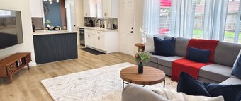 H-Town Hideout :King Suite, 4 bedrooms close to attractions and restaurants