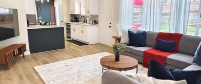H-Town Hideout :King Suite, 4 bedrooms close to attractions and restaurants