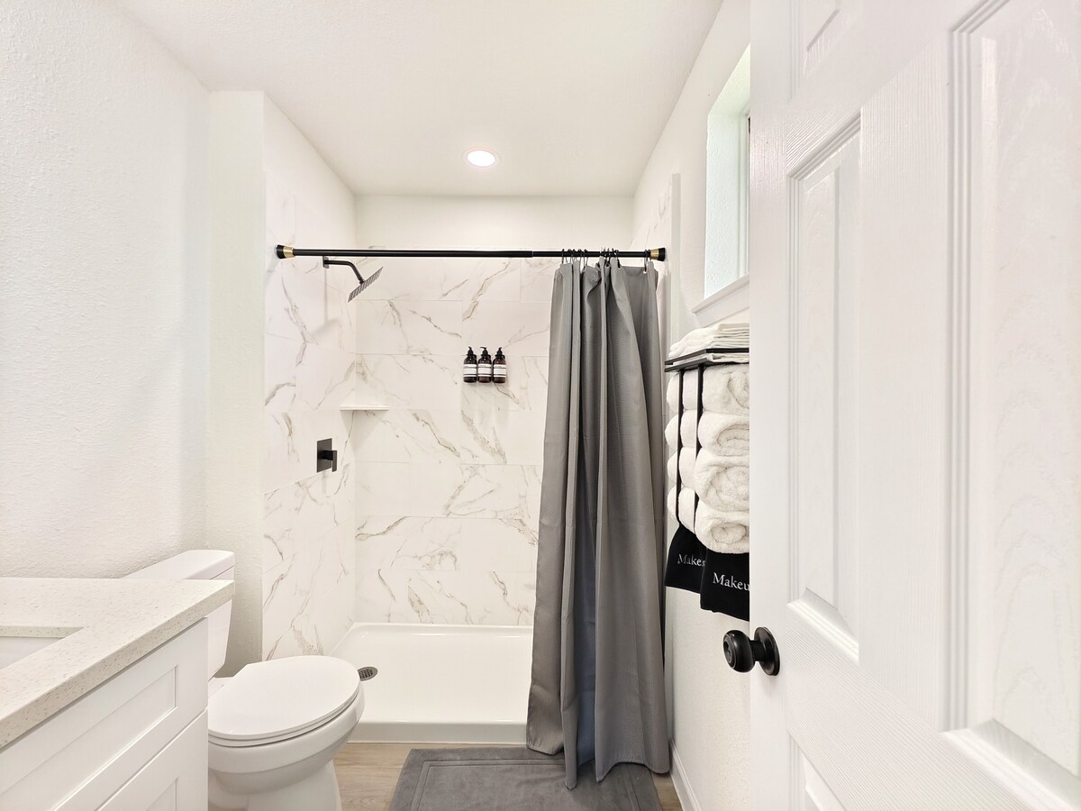 Photo 9 of H-Town Hideout :King Suite, 4 bedrooms close to attractions and restaurants