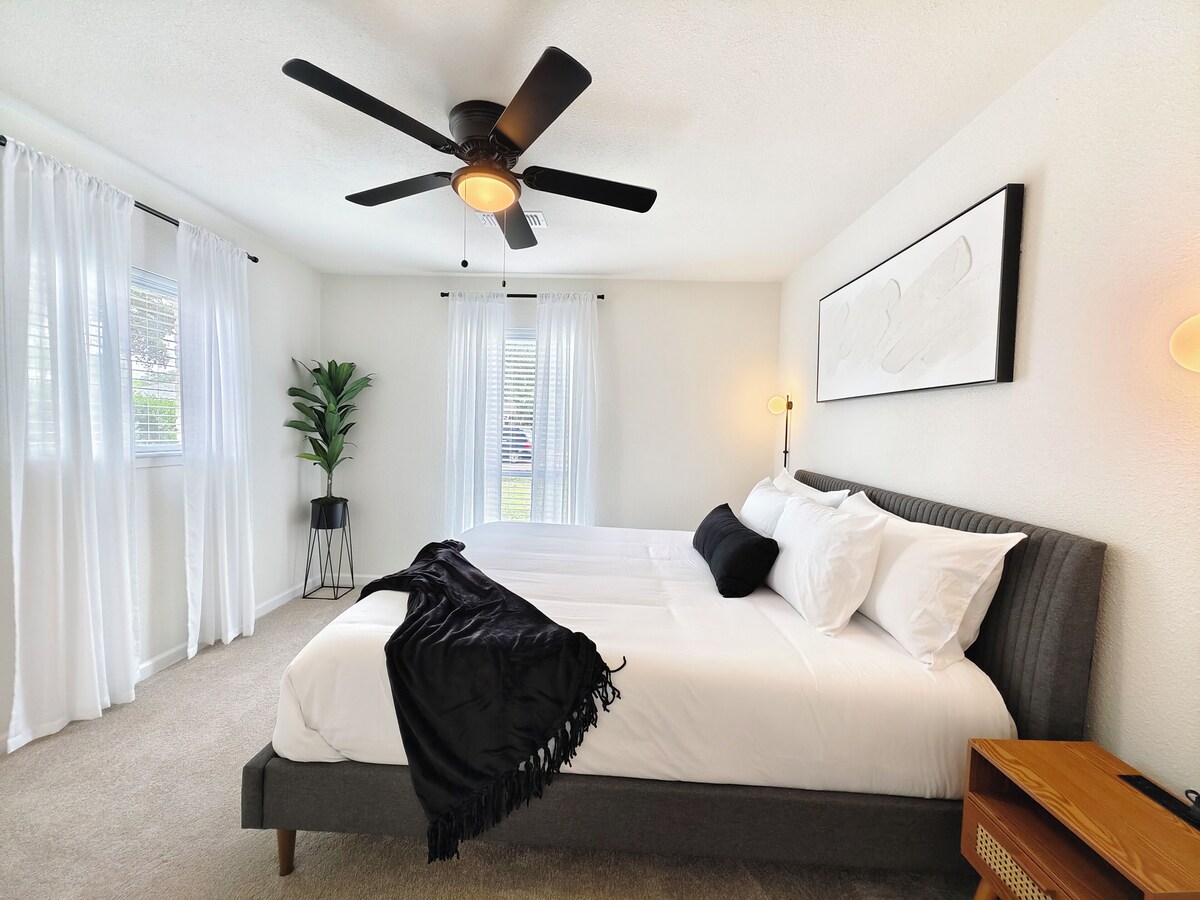 Photo 2 of H-Town Hideout :King Suite, 4 bedrooms close to attractions and restaurants