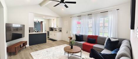 Una Smart TV, una oficina