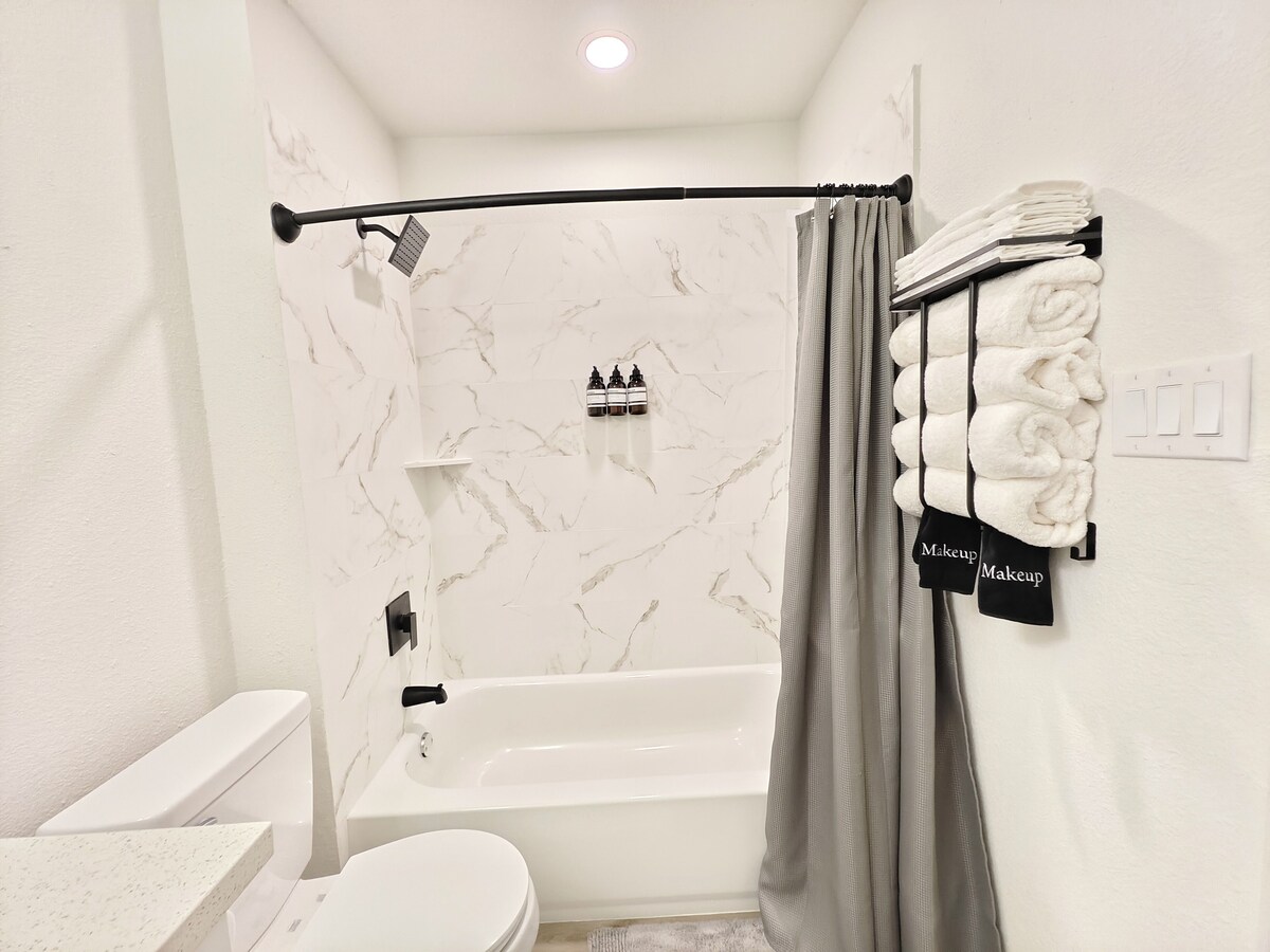 Photo 17 of H-Town Hideout :King Suite, 4 bedrooms close to attractions and restaurants