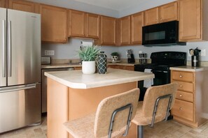 Een microgolfoven, een oven, een kookplaat, een vaatwasser