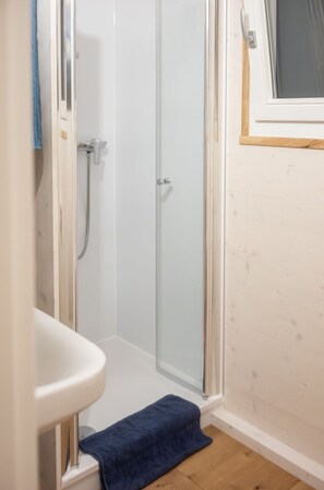 Dusche, Haartrockner, Handtücher, Seife
