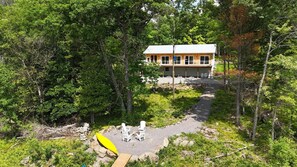 Exterior - 4-season retreat along the Crowe River. Tranquillity and modern comfort.  (Havelock)