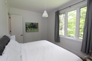 3 bedrooms, in-room safe, WiFi, bed sheets - 4-season retreat along the Crowe River. Tranquillity and modern comfort.  (Havelock)