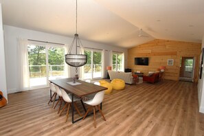 TV, fireplace - 4-season retreat along the Crowe River. Tranquillity and modern comfort.  (Havelock)