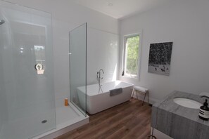 Toallas, jabón, shampoo, papel de baño 