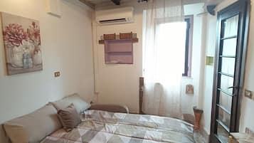 1 bedroom, bed sheets