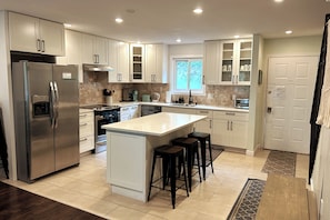 Coffee/tea maker, fridge, microwave, oven