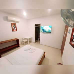 Desk, free WiFi - Hotel El Tesoro  (Puerto Boyacá)