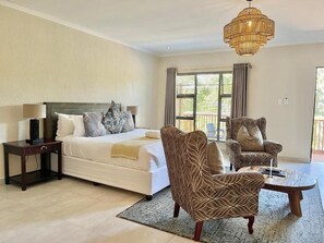 Dundyner, safe på rommet, skrivebord og strykejern/-brett