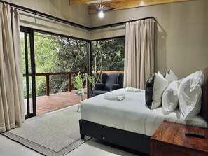 Down duvets, in-room safe, desk, iron/ironing board - Bushbaby Valley Lodge  (Sabie)