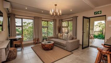 Executive Suite, Garden View | Living area