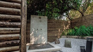 Suite – executive, hageutsikt | Dusj på badet