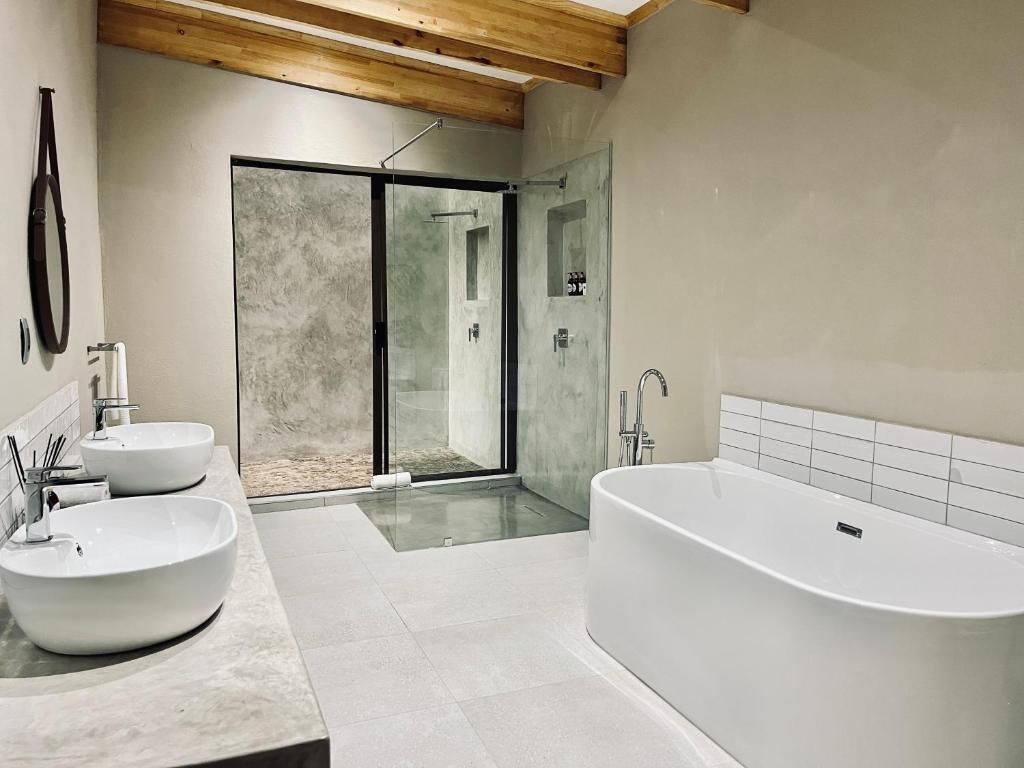 Separate tub and shower, free toiletries, hair dryer, towels