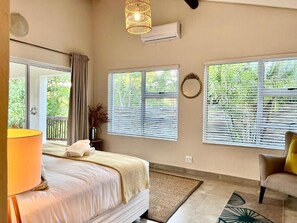 羽絨被、客房內保險箱、書桌、熨斗/熨衣板