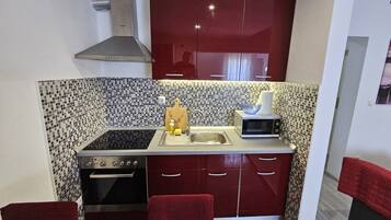 Geladeira, micro-ondas, fogão, cooktop