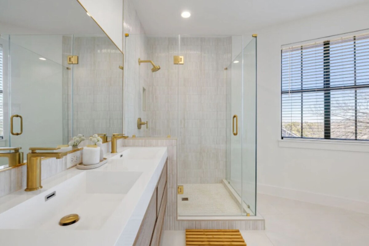 Photo 22 of Spacious 4-bedroom house 1 block to Lady Bird Lake in DT Austin w/ Fitness room.