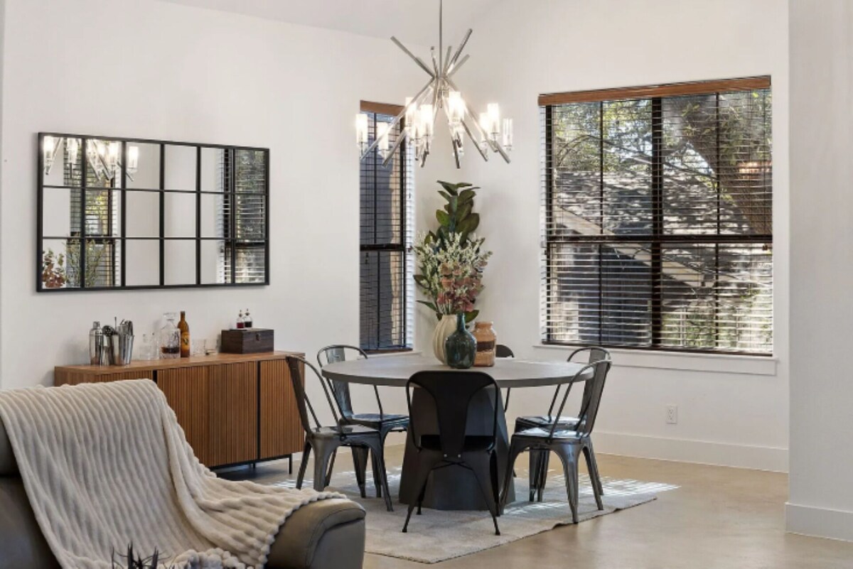 Photo 11 of Spacious 4-bedroom house 1 block to Lady Bird Lake in DT Austin w/ Fitness room.
