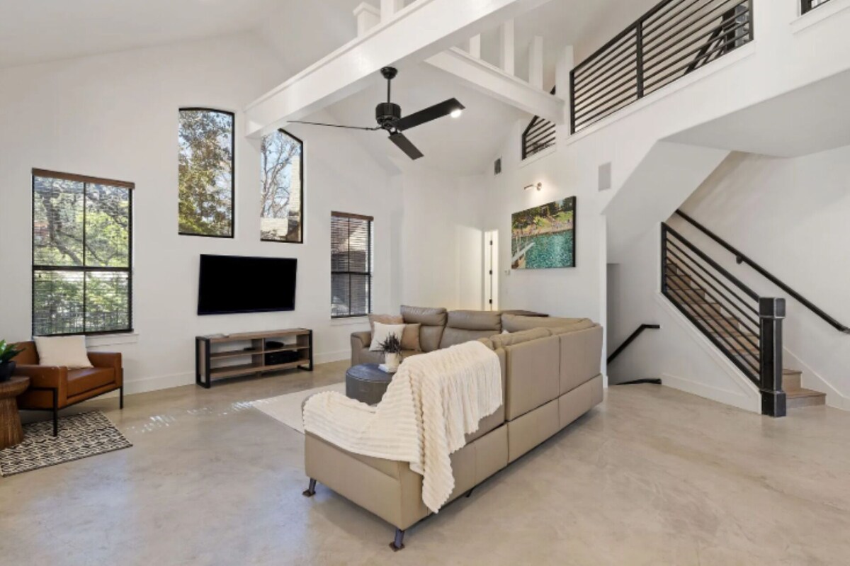 Photo 3 of Spacious 4-bedroom house 1 block to Lady Bird Lake in DT Austin w/ Fitness room.