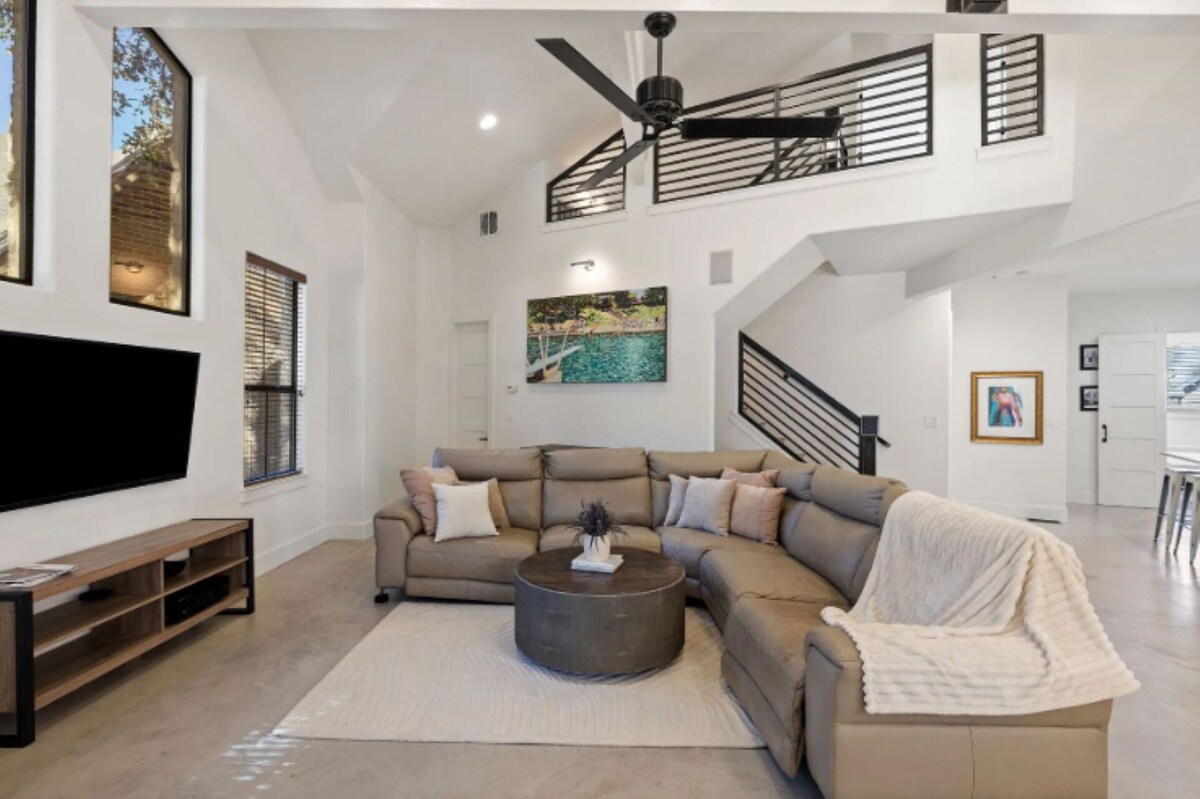 Photo 2 of Spacious 4-bedroom house 1 block to Lady Bird Lake in DT Austin w/ Fitness room.