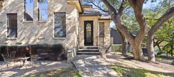 Spacious 4-bedroom house 1 block to Lady Bird Lake in DT Austin w/ Fitness room.