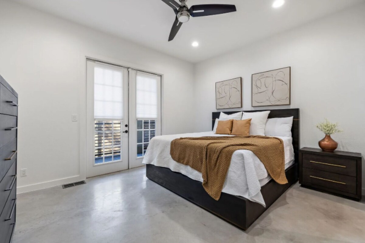 Photo 26 of Spacious 4-bedroom house 1 block to Lady Bird Lake in DT Austin w/ Fitness room.