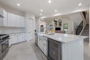 ثلاجة، ميكروويف، فرن، موقد طهي مسطح