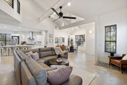 Spacious 4-bedroom house 1 block to Lady Bird Lake in DT Austin w/ Fitness room.