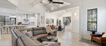 Spacious 4-bedroom house 1 block to Lady Bird Lake in DT Austin w/ Fitness room.