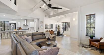 Spacious 4-bedroom house 1 block to Lady Bird Lake in DT Austin w/ Fitness room.