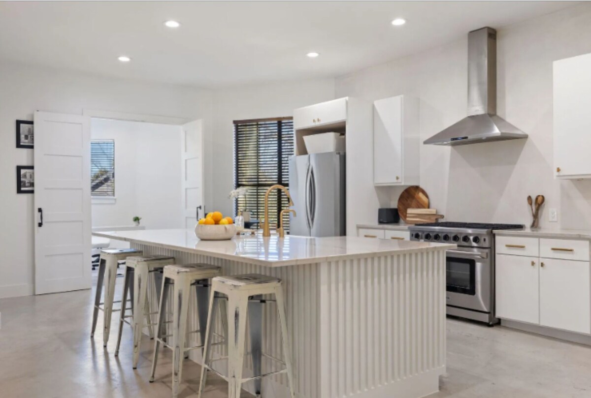 Photo 6 of Spacious 4-bedroom house 1 block to Lady Bird Lake in DT Austin w/ Fitness room.