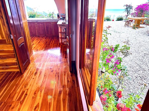 Elegant and Luxurious 1-bedroom with Stunning Ocean-View and Flower Gardens.