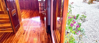 Elegant and Luxurious 1-bedroom with Stunning Ocean-View and Flower Gardens.