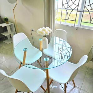 Comfort-Villa, eingeschränkter Meerblick | Essbereich im Zimmer