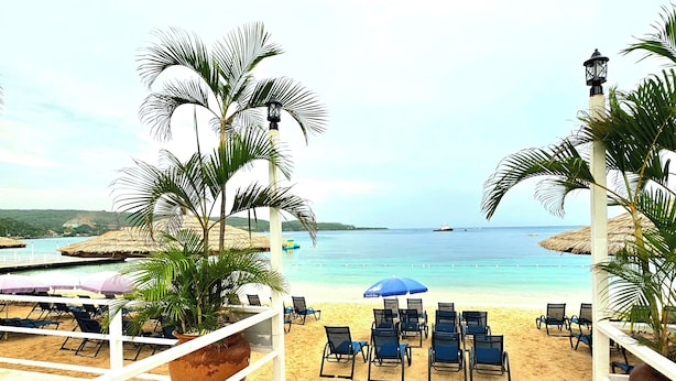 Private beach nearby, beach cabanas, sun loungers, beach umbrellas - Sun Oasis Puerto Seco Beach Inclusive (Discovery Bay)