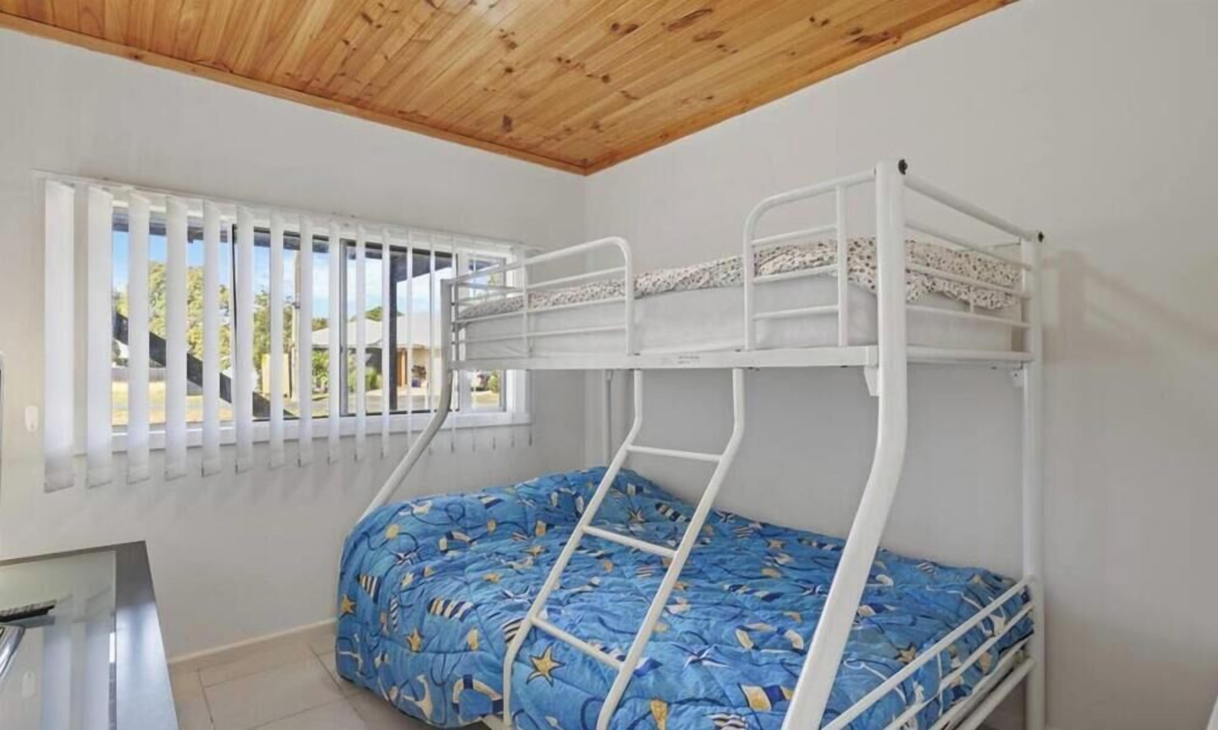 5 bedrooms, travel crib, WiFi, bed sheets