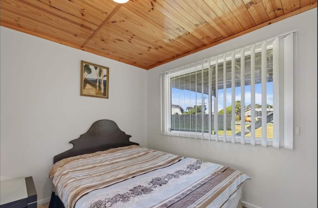 5 bedrooms, travel crib, WiFi, bed sheets
