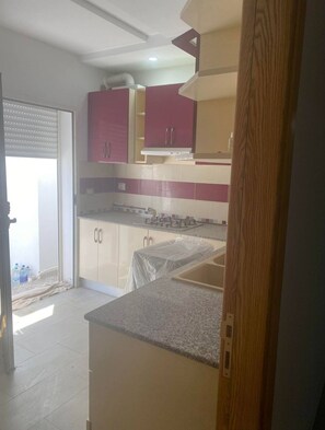 Fridge, oven, stovetop, cookware/dishes/utensils - Appart Corniche Rjiche 2 mn de la Plage (Rejiche)