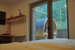 3 bedrooms, desk, iron/ironing board, WiFi - Monte Sole Suite, South Tyrol (with garden and sauna) (Perca BZ)