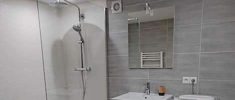 Haartrockner, Handtücher, Seife, Toilettenpapier