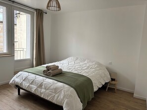 4 bedrooms, bed sheets - Appartement Lumineux et Calme Avec Terrasse et Jardin Dans Centre Ville de Vire (Vire-Normandie)