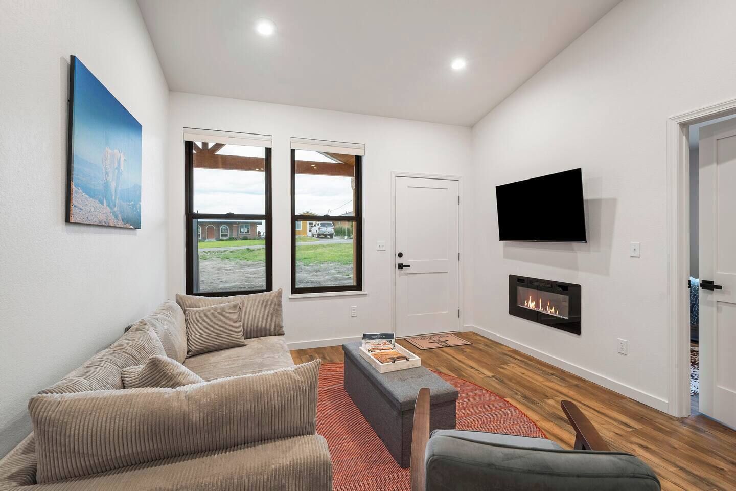 Smart TV, fireplace