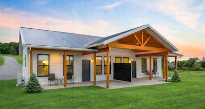 Pet-Friendly Modern 2BR Duplex in Polson – Walk to Flathead Lake & EV Charging